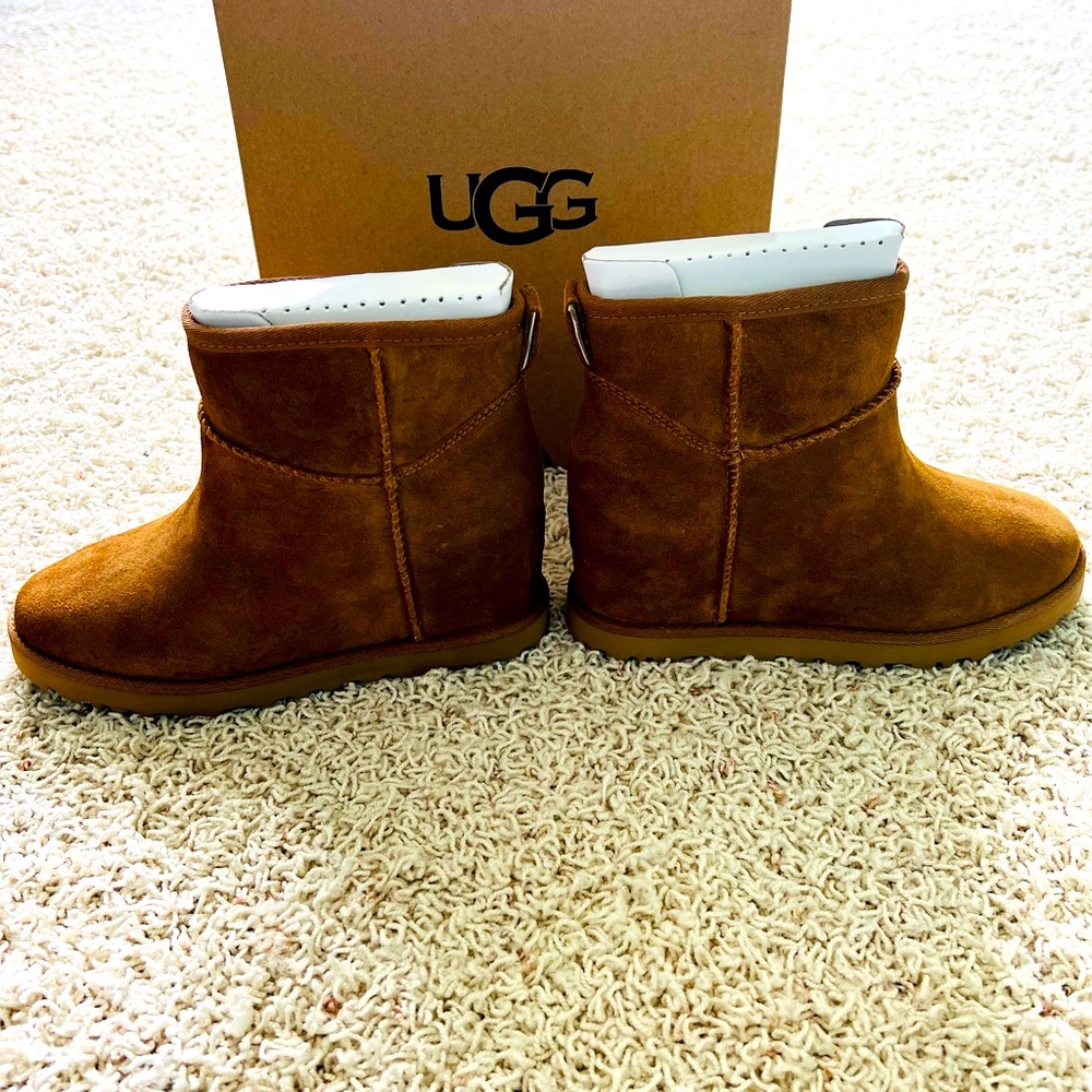 UGG CLASSIC FEMME MINI WEDGE BOOT